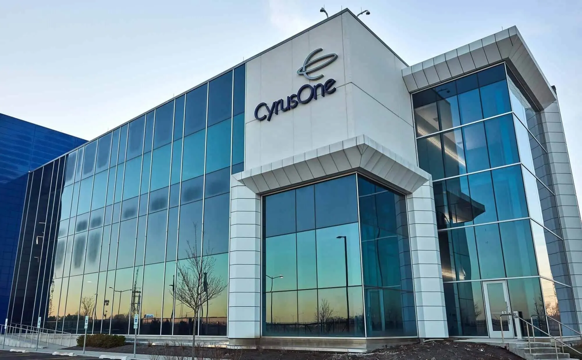 CyrusOne acepta acuerdo de privatización de 15.000 millones de dólares por parte de KKR y GIP