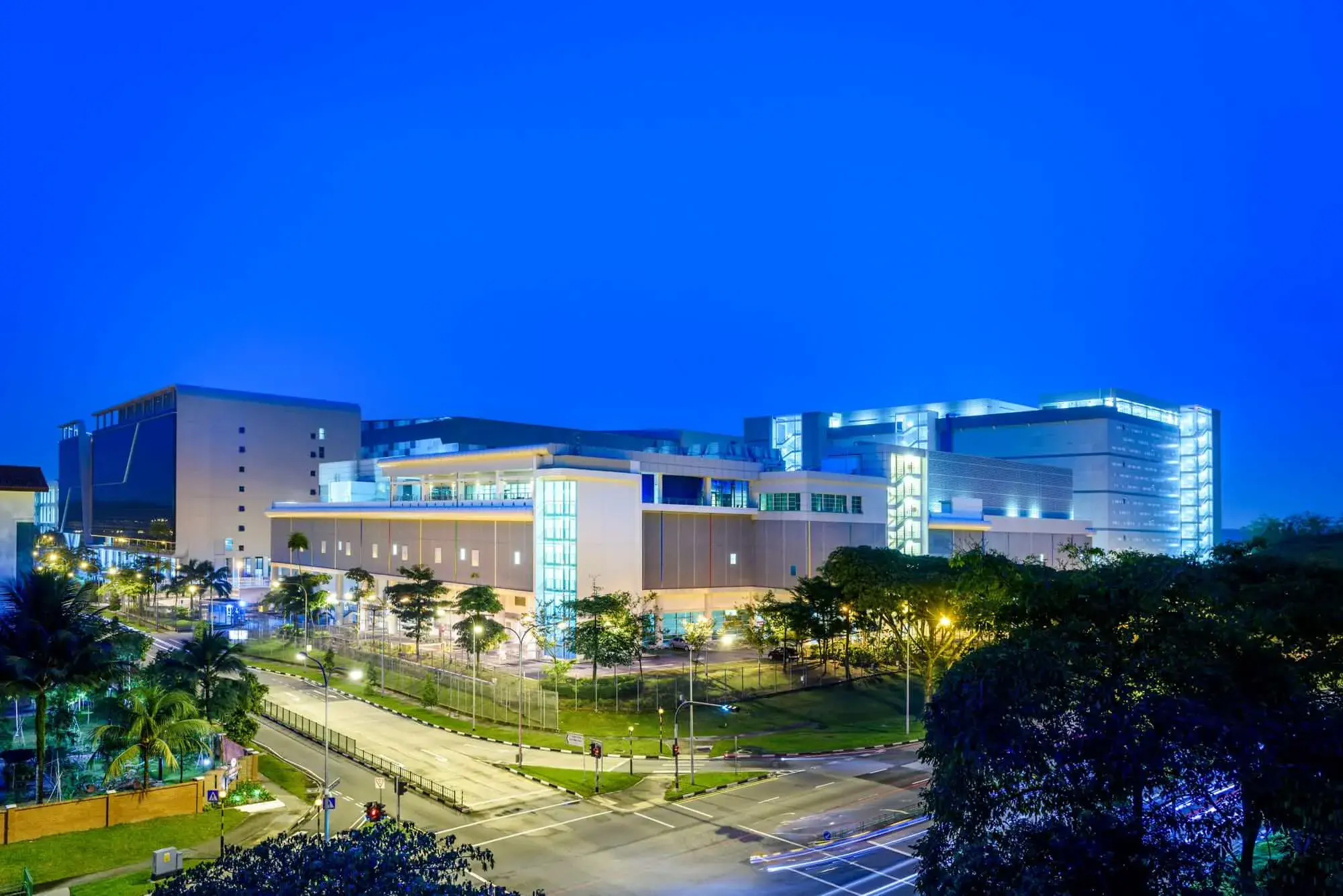 Centro de datos de Google Cloud en Singapur de noche con cielo oscuro