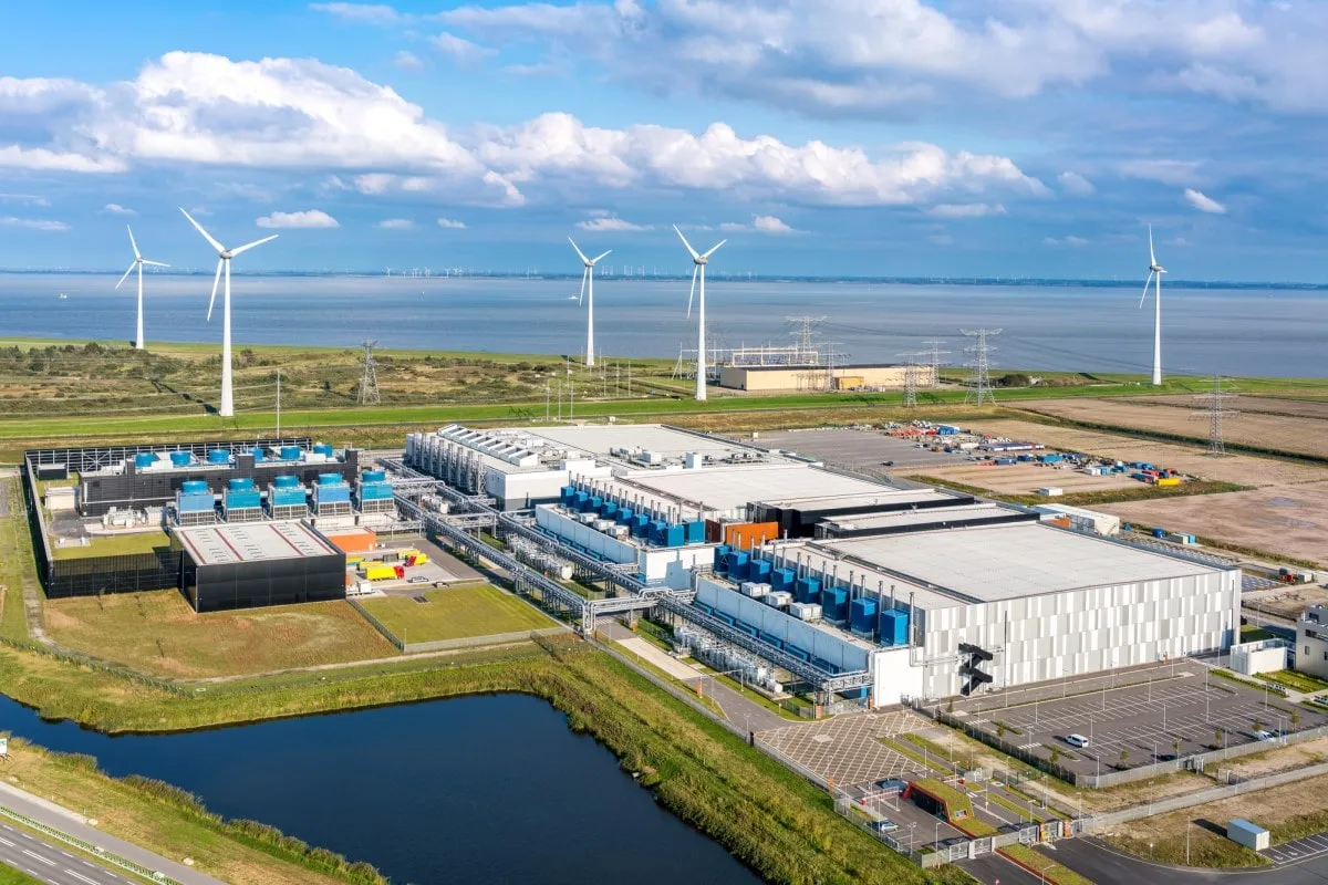 Vista aérea del centro de datos de Google Cloud ubicado en Eemshaven Países Bajos