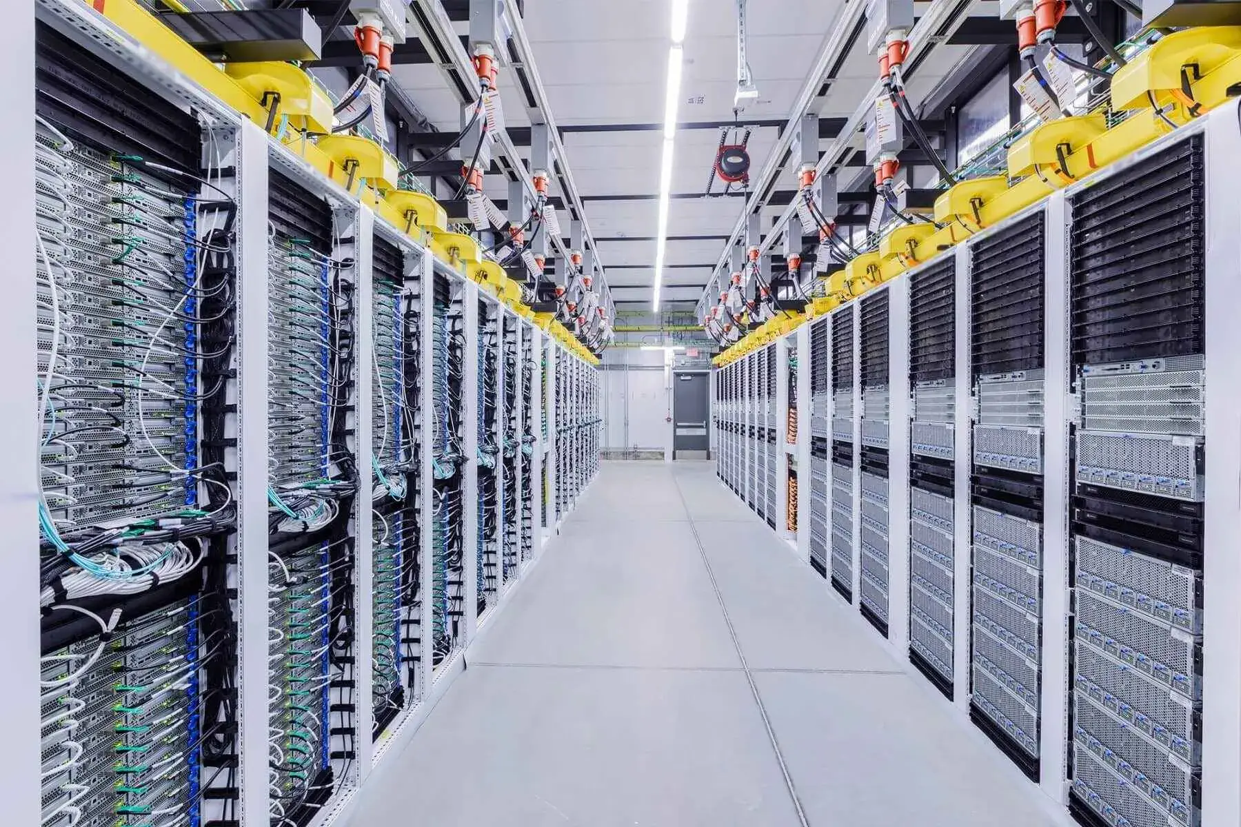 Centro de datos de Microsoft Washington con filas de servidores y racks de almacenamiento llenos de equipos