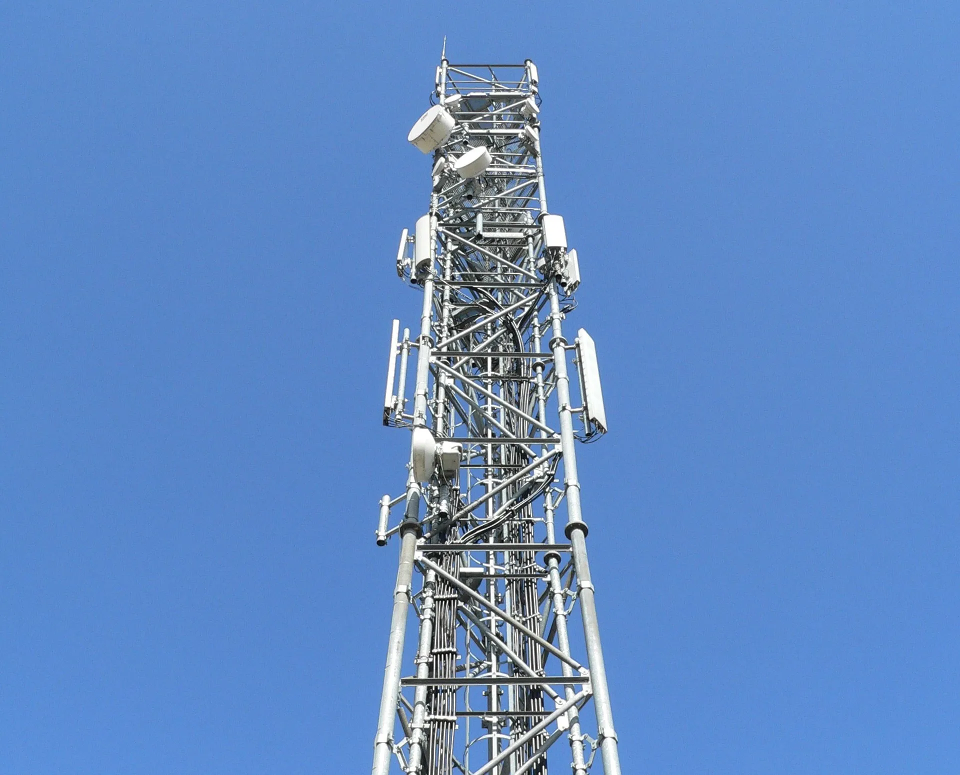 Oi Sells Towers to Highline, Data Centers to Piemonte